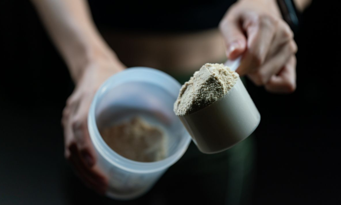 Imagem mostrando os melhores whey protein isolados para ganho de massa e definição muscular